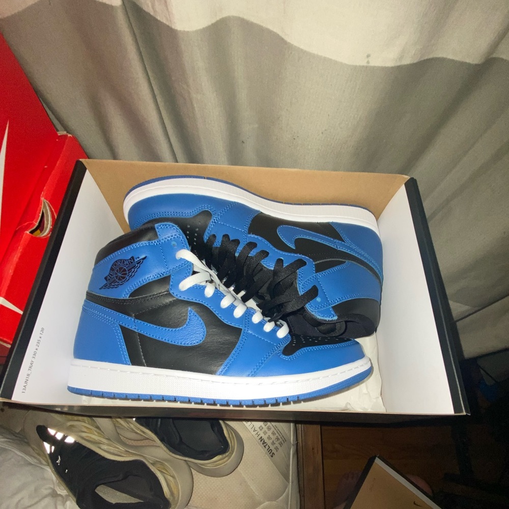 jordan 1 marine blues brand lightly used  comes with extra laces to